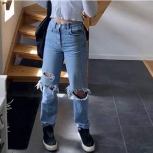 Ginatricot Premium Denim Perfekt Jeans. Storlek 32, nypris 599kr mitt pris 70+frakt. Skriv till mig för fler bilder eller frågor  (pris kan diskuteras)