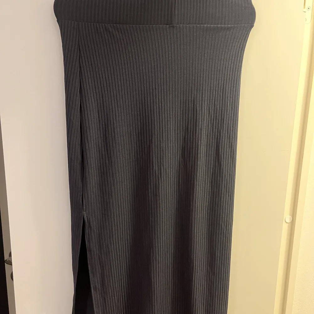 Snygg mörk grå lång kjol med en slits! Aldrig använd! Frakt kostar 65kr!! . Kjolar.