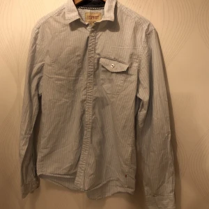 Skjorta - Jättefin randig skjorta från esprit🌸 Tyvärr har den blivit liten för mig