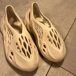 Yeezy Foamrunners  - Ett par Yeezy Foamrunners i färgen sand. Nypris är ca 2500. Skick 9.9/10 använda Max 10 gånger