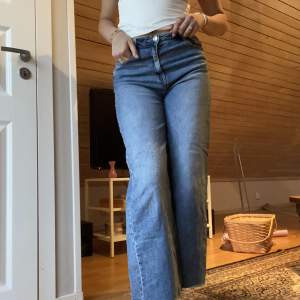 Köpta i Spanien och aldrig använda. Man får jättefin rumpa, men de är lite korta på mig (176cm). Väldigt skönt jeanstyg.
