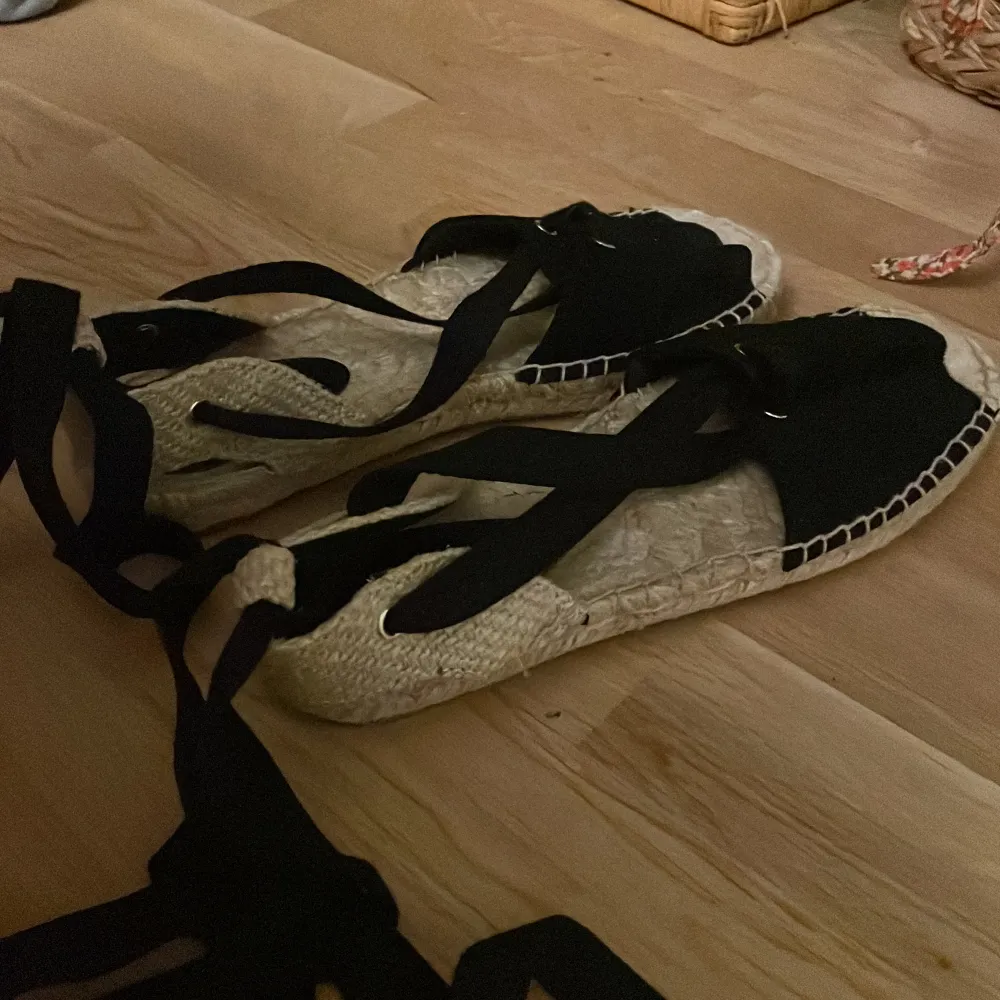 Intressekoll. Espadrillos / sandaler från hm storlek 38. Aldrig använda, men inköpta för några år sedan. . Skor.