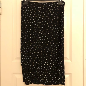 Kjol - Jättefin midi blommig kjol till sommar och sol🌸 