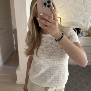 Vit zara tröja - Vit zara tröja med ”broderier” eller hål. Jättefin till sommaren🤍
