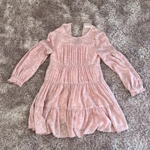 Zara klänning  - Jättefin zara klänning som tyvärr blivit för liten