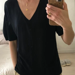 Arket Stickad Tröja - Nu säljer jag min otroligt snygga, minimalistiska svarta stickade T-shirt från Arket. Den är i otroligt bra skick då jag bara använt den i två veckor, ingenting att anmärka på. Passa på och gör ett kap och köp denna stilrena 100% viskos tröja! 