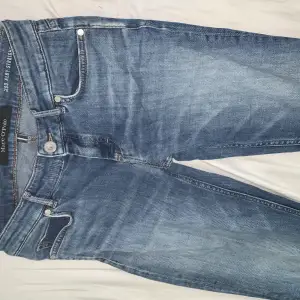 Lågmidjade jeans köpta i Italien från marc opolo. Bra skick och storlek 32/34 pris kan förhandlas. 