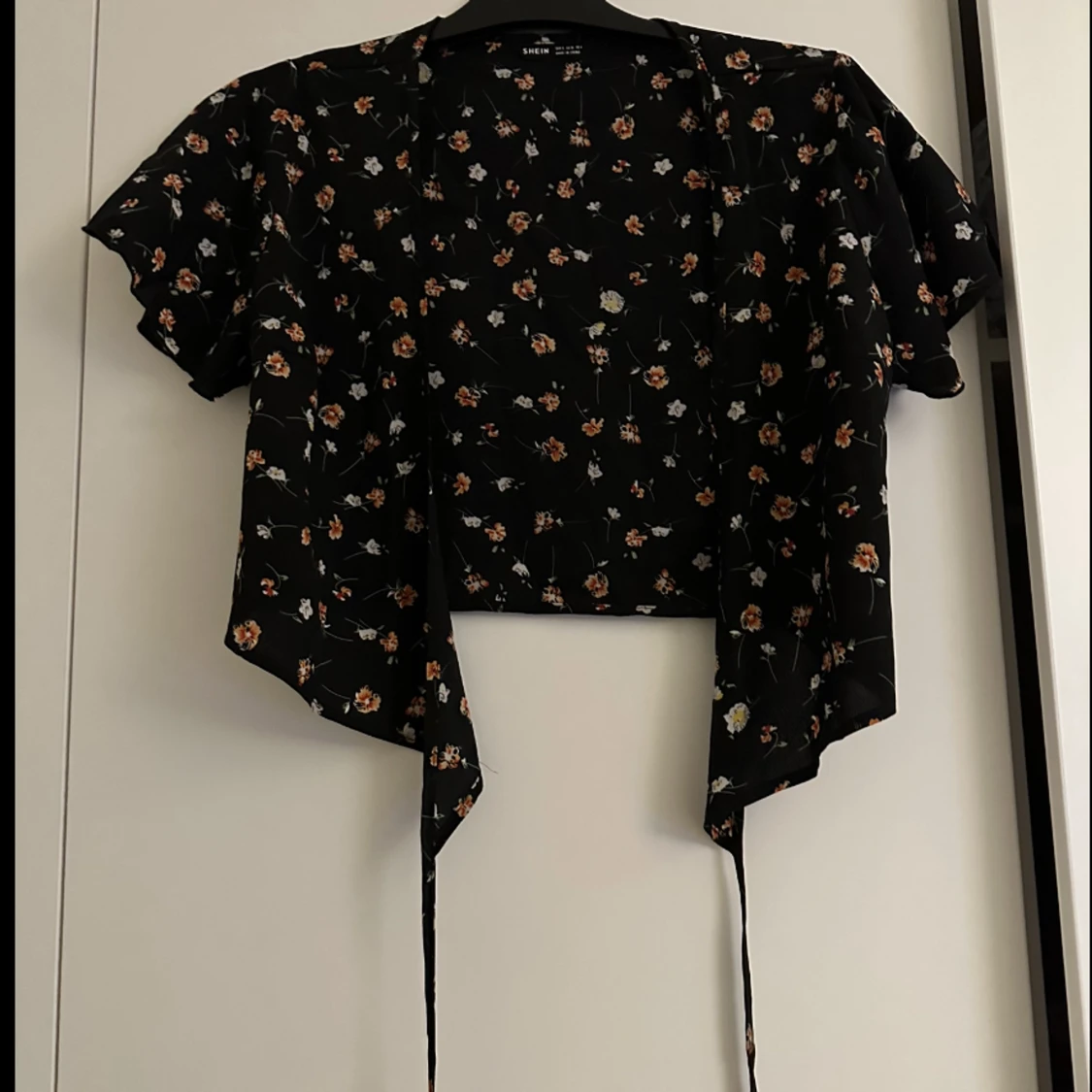 Svart, blommig, wrap-around topp - 91