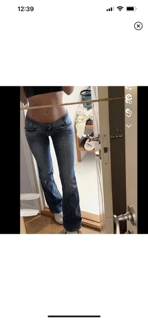 Lowwaist lee booutcut jeans - GRATIS FRAKT✅Säljer de mest perfekta lågmidjade bootcut jeansen från lee i strl w27 & l33! Midja tvärsöver:36 cm & innebenslängd 84,5 cm!💕INGA DEFEKTER eller slitningar!💕jag är 171 cm lång! Stretchiga & rymliga! 