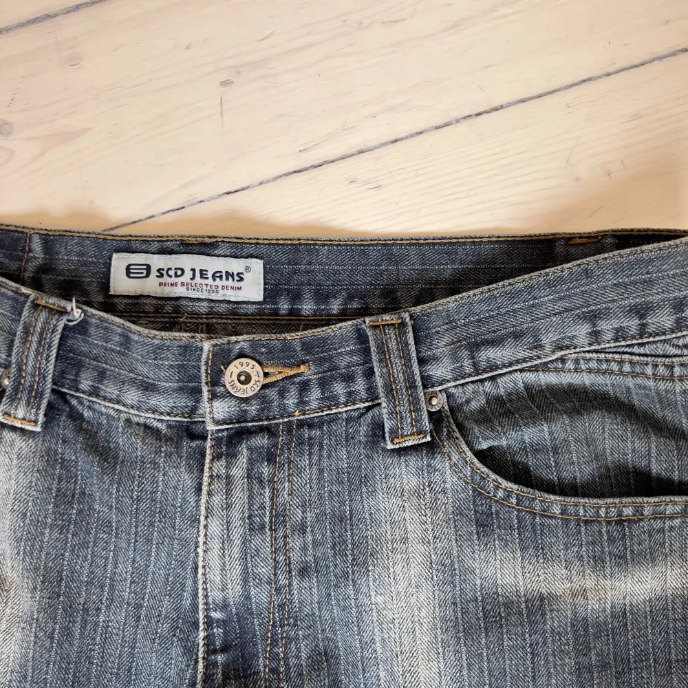  innerben: 79 cm midja: 90 cm Vintage jeans med snygg avslappnad passform och ”vävda” så att det är diskreta ränder. Köpta i Belgrad. 100 %bommul. Jeans & Byxor.
