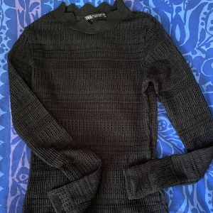 Populär topp från zara - Säljer denna populära topp från zara. Den är svart men ser brun ut på bild!!