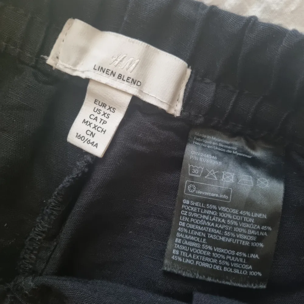 Shorts i linneblandning från H&M.  Storlek XS i fint skick.  Hör av dig om du har några frågor 🥰. Shorts.