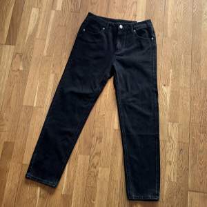 Ett par helt nya clean svarta jeans Skick: 10/10 Storlek 30/32