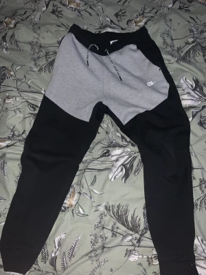 Nike Teech Fleece - Nästintill oanvänd, Storlek M, pris kan diskuteras 