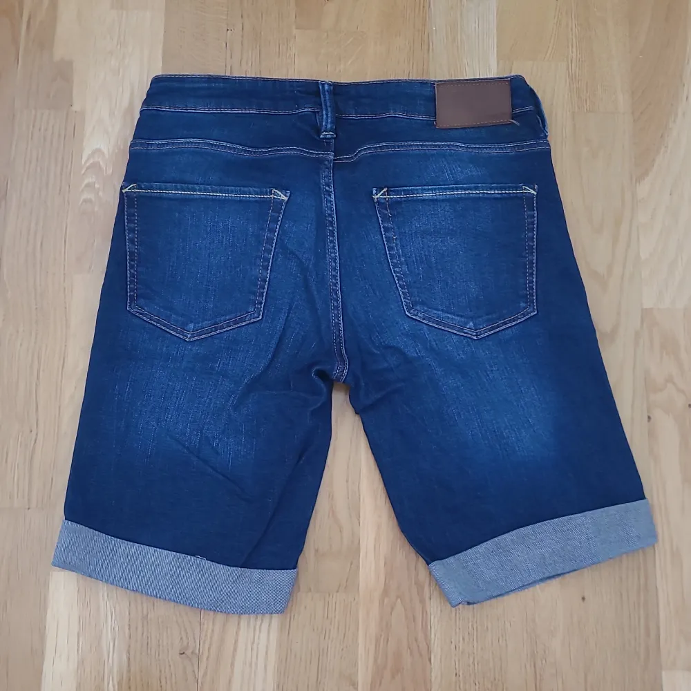 Lågmidjade jeansshorts från H&M i storlek 28. Kan fraktas men köparen står för frakten 💗. Shorts.