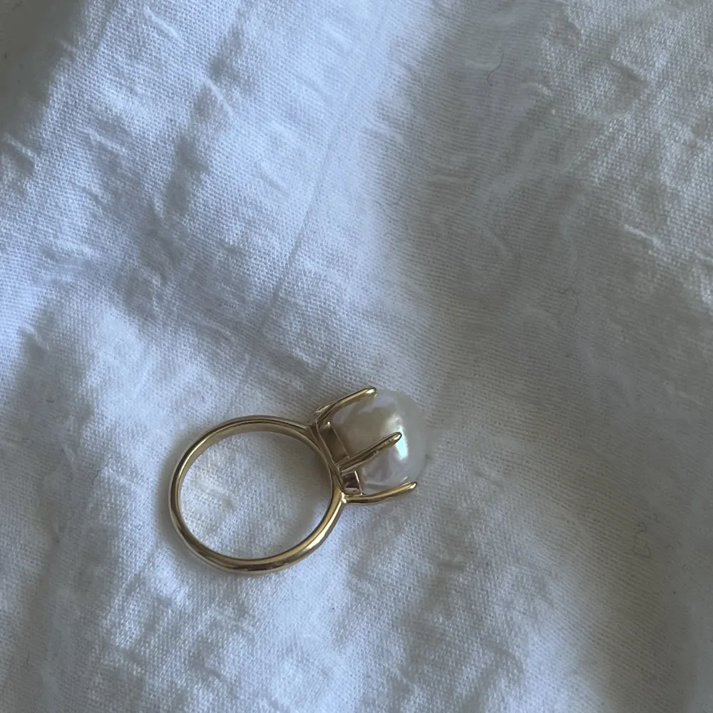 Säljer min helt oanvända ring från safira. Ringen heter elodie ring, köpt för 549. Så cool med stor pärla. Alla pärlorna ser lite olika därmed ser den inte exakt likadan som den på hemsidan 🤍. Övrigt.