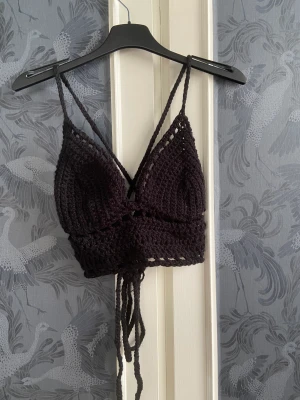 Svart virkat linne - Linne jag har gjort själv, kuporna är B-C, säljer eftersom det inte kommer till användning, ett av mina första plagg så det är såklart långt från perfekt, fråga gärna om ni har frågor 😊 KAN INTE ANVÄNDA KÖP NU! det är för att mitt BankID inte funkar 