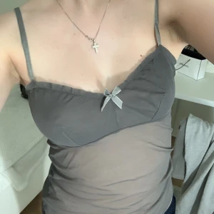 Grå topp med rosett - Grå lingerie topp, sparsamt använd. Uppskattad storlek är S.