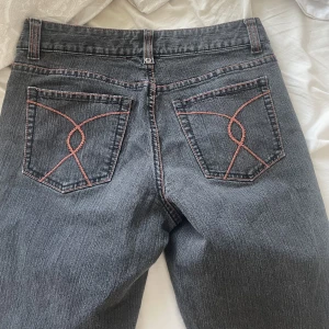 Raka jeans - Grå raka jeans med rosa brodyr❤️ 