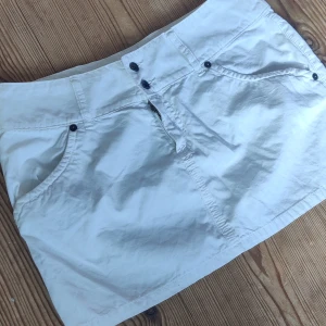 Vit minikjol - En vit minikjol som jag säljer pga att jag tyvärr inte använder den längre:) skriv om ni har frågor  Midemått: 37cm (mätt rakt över) Längd: 31cm