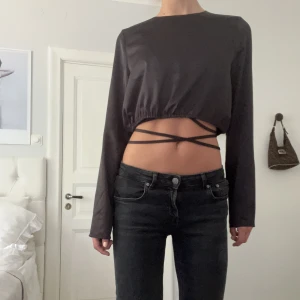 NA-KD festtopp - Så cool satintopp från NA-KD i storlek 40 (passar S-M) med snörning. Endast använd en gång, därav mycket fint skick! Perfekt till fest 🪩✨