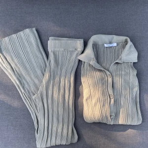 Loungeset från NAKD - Grönt loungeset bestående av byxor och tröja / blus från NAKD. Mjukt och bekvämt material. Storlek S. Priset är för båda delarna.