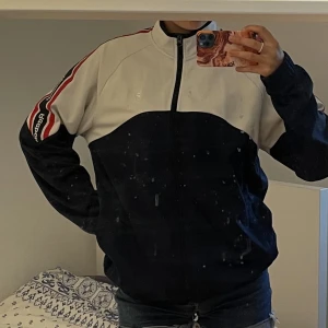 Reebok kofta  - Reebok kofta i nyskick🫧 köptes för 900kr ❗️det är spegeln som är smutsig inte koftan…❗️Mans storlek men passar alla ✌🏼har du frågor är det bara att skriva! 