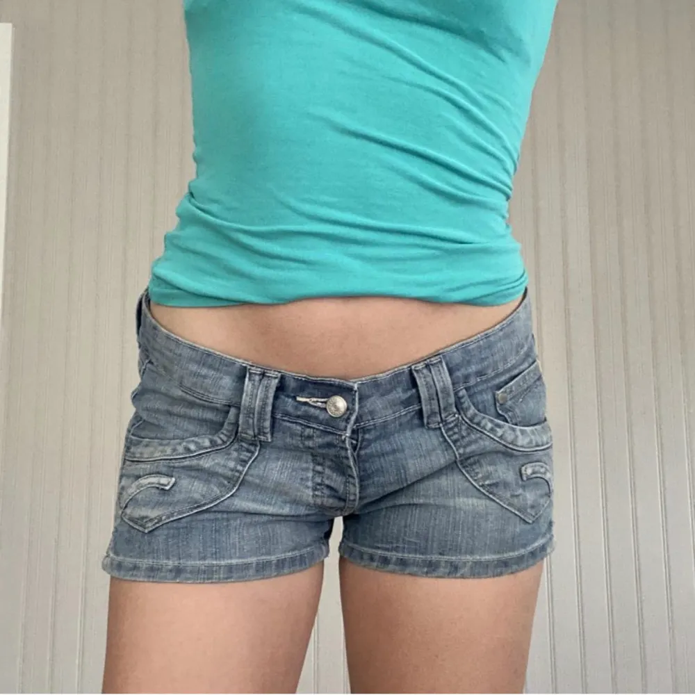 (Lånade bilder av personen jag köpte av) Höj budet med 10kr vid varje bud! Vintage ascoola lågmidjade jeansshorts som tyvärr inte passade mig! Perfekta nu till sommaren❤️ Midjemåttet är 40 cm rakt över.  Hör av er vid intresse eller frågor! . Shorts.