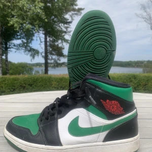 Jordans - Säljer min killes Jordans då de inte längre används. Skorna är i bra skick och i en supersnygg grön färg. Hör av er vid intresse😊