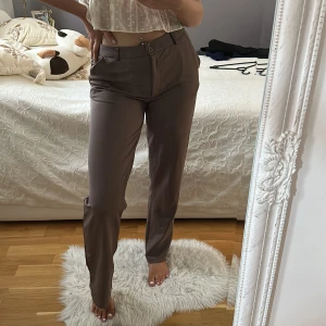 Bruna kostymbyxor  - Jätte fina bruna kostymbyxor! I bra skick💞