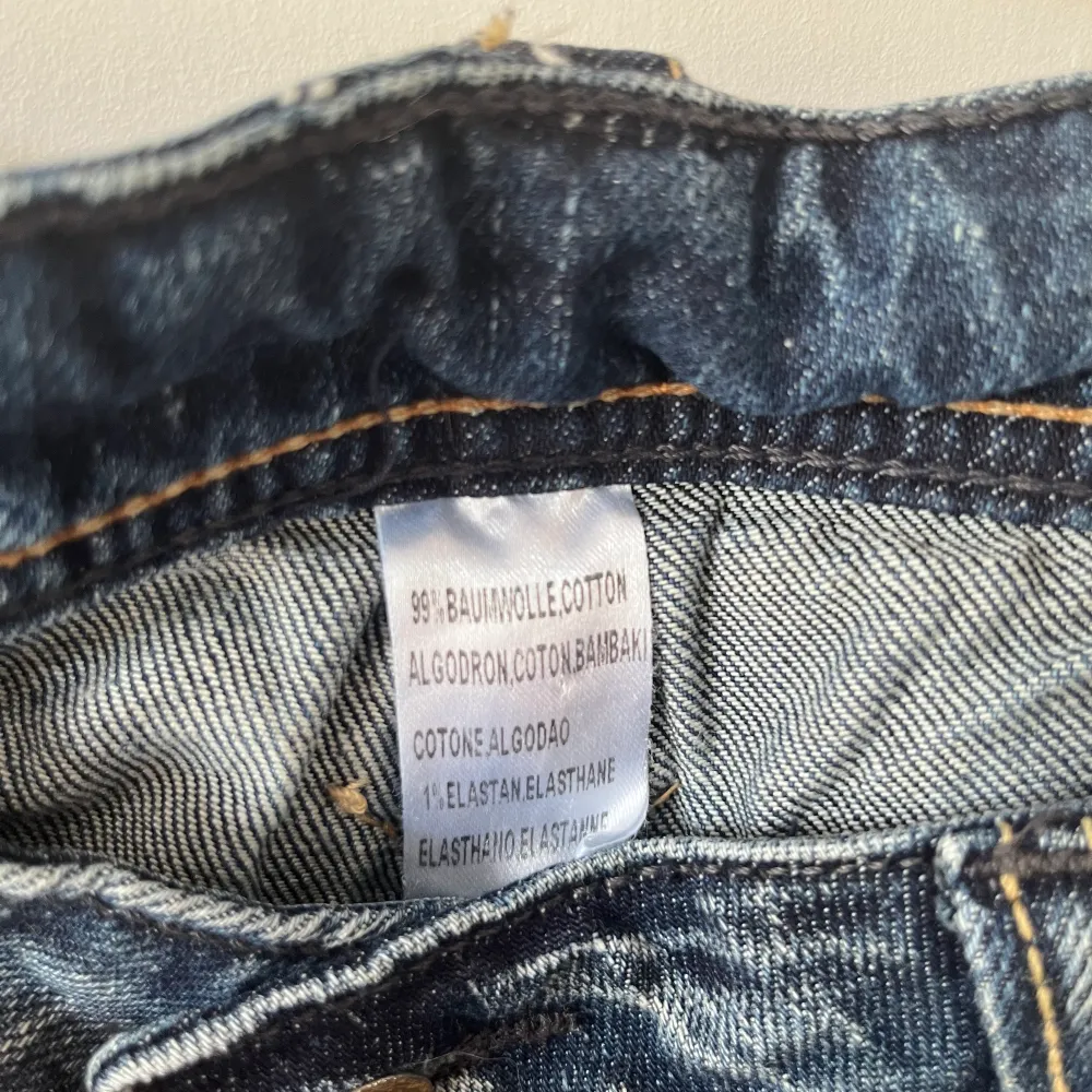 Jättecoola jeans köpta secondhand men som tyvär är för små för mig😔 mått tvärs över 40, längd 104. Jeans & Byxor.