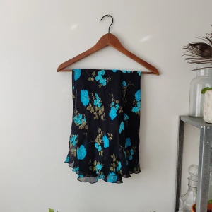 Blommig kjol - Fin kjol, sitter tight på mig och är rak i modellen med liten volang längst ner. Köpt på Humana. Elastiskt band i midjan. Inte genomskinlig. 🌼🌊 