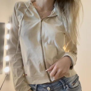 Tröja  - säljer denna tröja  för att den inte kommer till användning 💕❤️