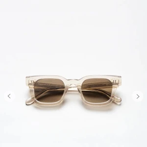 Chimi 04 - Super fina chimis i 04, färgen Ecru, säljer eller kan tänka mig byta mot ett par andra elller någon snygg väska!! Direkt pris: 1 000kr     ( jätte många som skrivgt så buda jätte gärna här istället för i chatten ) 