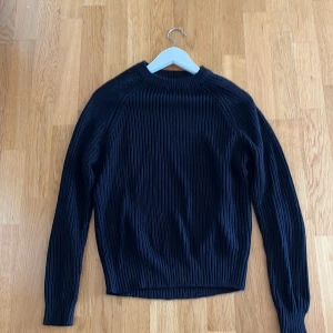 Stickad tröja - Knappt använd, mycket gott skick 