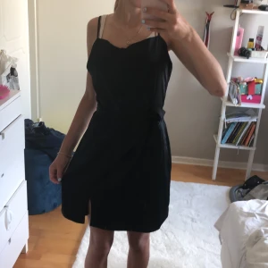 Svart klänning - En svart klänning i nästan helst nytt skick bara använd en till två gånger och har ett band till som går att ta av.🥰 kan även diskutera pris.