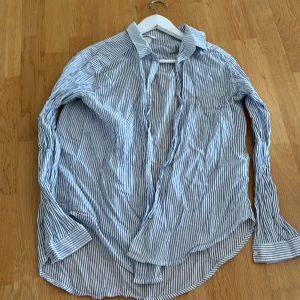 Skjorta - Perfekt till sommaren, oversized stil, tyvärr ej struken på bild