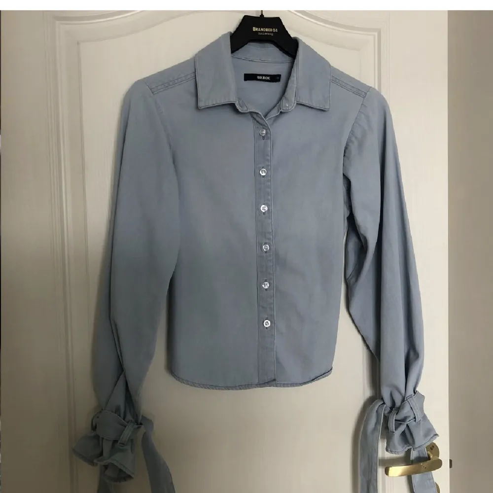 Nästintill oanvänd jeansskjorta från bikbok i strl xs men passar s! (Lånad bild). Skjortor.