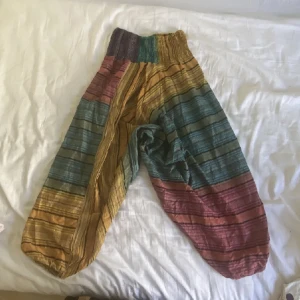 Haremsbyxor - Så så snygga men kommer inte till användning. De kan sitta lågmidjade eller högmidjat beroende på hur man vill ha dem. Längdmässigt passar de mig som är 165. (Inga bilder på)❤️