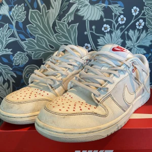 Nike SB dunk low orewood brown - Ett par nästan oanvända nike dunks. Har kanske använts 5-10 gånger. Lite smuts på framsidan som jag tror går att ta bort. Köptes på sneakersnstuff för 1499kr Säljer eftersom att jag har tröttnat på skorna. Vid fler bilder hör av dig!