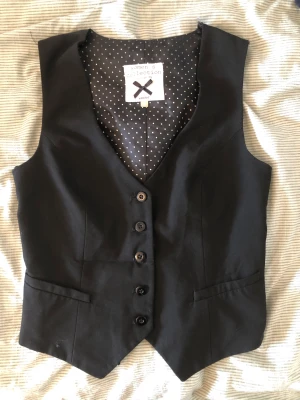 Svart väst - Svart väst som jag har sytt in.  Använd gärna köp nu. 