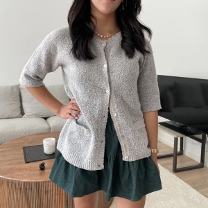 Stickad trekvartsärmad kofta  - En sjukt fin och mysig trekvartärmad kofta med knappar!! 💜💜