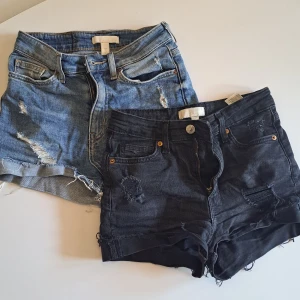 Jeansshorts  - Jag säljer två jeansshorts från H&M. 1 för 65 och två för 100. De båda shortsen är i bra skick och väldigt stretchiga! Kontakta för mer information.🔥