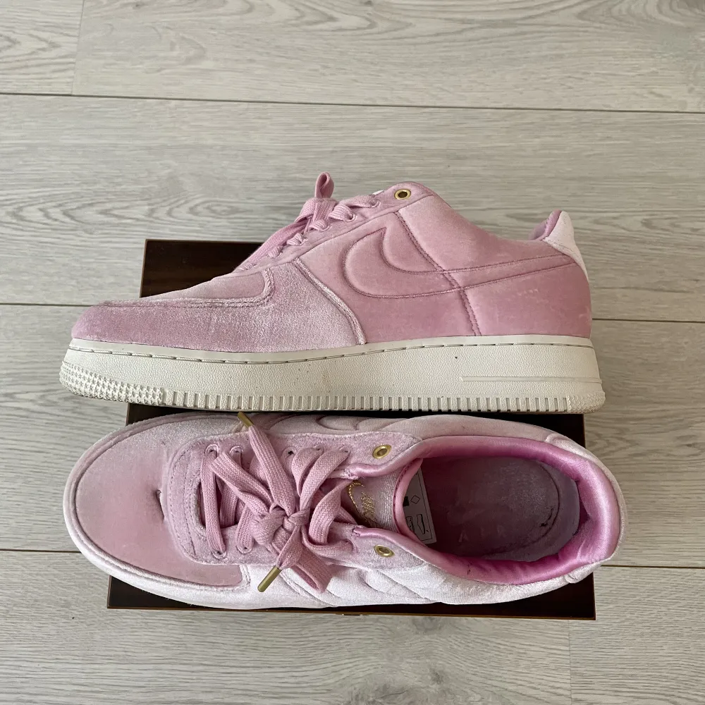 Nike air force 1.07 i rosa sammet med guld detaljer. Storlek 41. Använda enstaka gånger.. Skor.