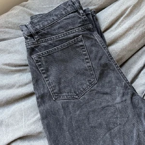 Sköna och snygga jeans i passform - Säljer dessa långa högmidjade jeans i grå/svart färg. Köpta begagnade nyligen, de är använda hyfsat mycket men i jättefint skick. Sedan jag köpte de har jag endast provat den. Säljer de då de är för långa och lite för stora. Jag är 167 och jeansen går ner