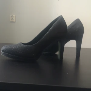 Klackskor - Svartglittriga klackskor. Storlek 39.