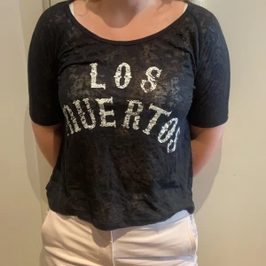 En kort top  - Svart söt kort T-shirt från carlings. Saints & mortals. Lite oversize fit. Stl S. 🖤sparsamt använd  