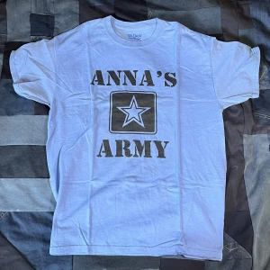 Anna’a army T-shirt  - Stilren T-shirt. Dm vid frågor