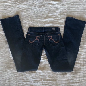 Lågmidjade jeans - Så snygga lågmidjade jeans från Rock & Republic som tyvärr var lite för små för mig. Har därför inga bilder med dem på. Är i nyskick, aldrig använda. Midjemått: 70 Innebenslängd:  86