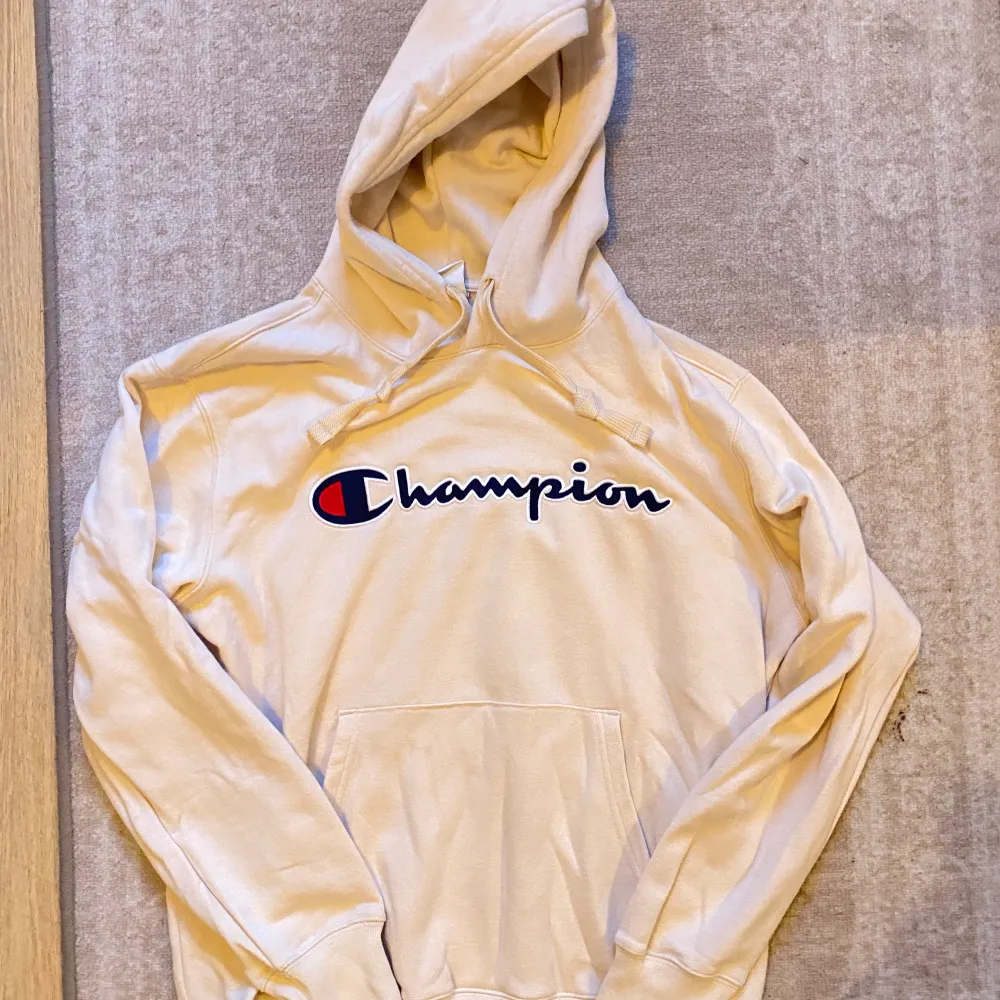 Beige Champion hoodie i unisex modell. Använd Max 2 gånger, så i väldigt bra skick . Hoodies.